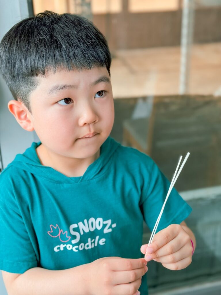 국수면을 들고 있는 아이